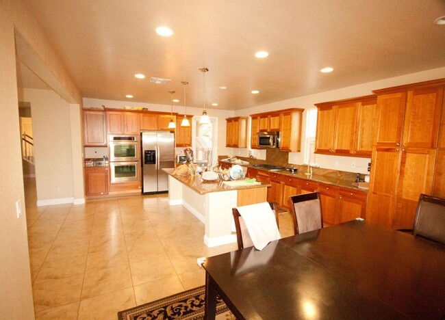 Foto del edificio - WHITNEY RANCH LARGE 2-STORY HOME WITH CLUB...