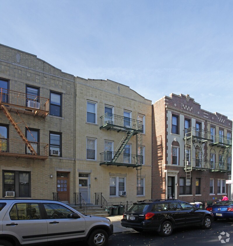 Building Photo - 31-38 35th St