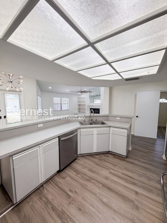 Foto del edificio - 4 Bed/2.5 Bath Home with Detached Garage / Available Now!