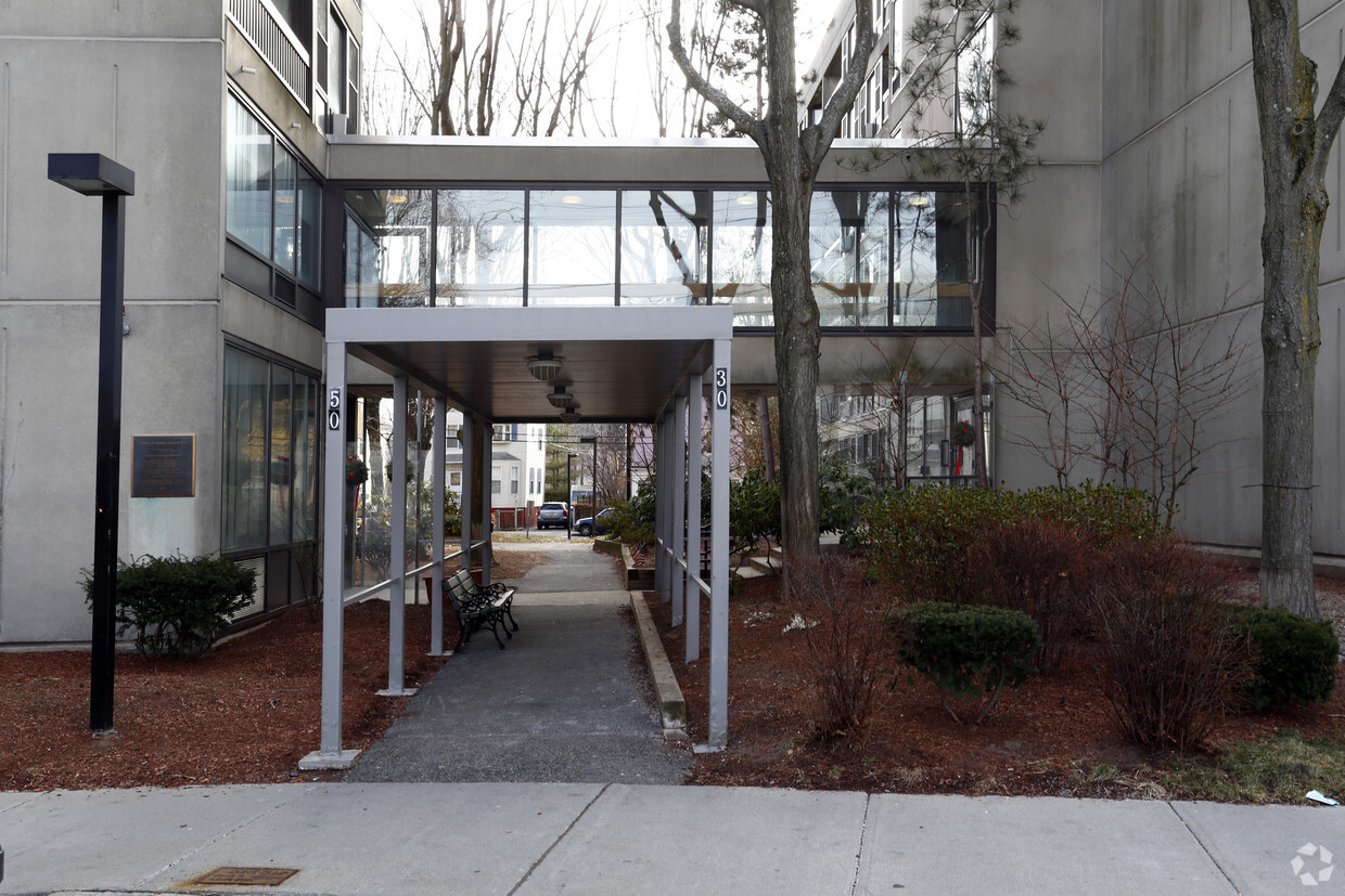 Foto del edificio - Daniel F Burns Apartments