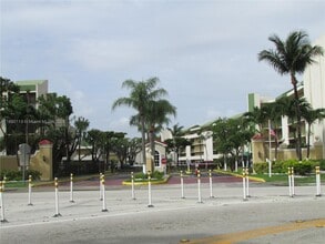 Building Photo - 8820 Fontainebleau Blvd