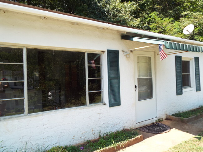 Foto del edificio - Cute 2 Bedroom House on Cope Creek Rd-No P...