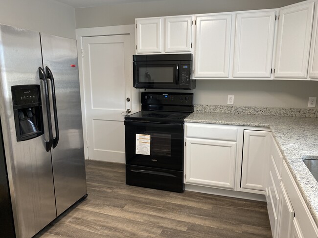 Beautifully renovated kitchen: Granite, new appliances, dishwasher, smooth cooktop, microwave, dispo - 409 Dement St. NE