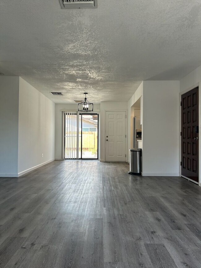 Foto del edificio - Please contact Vaughn Realty to set up an appointment, 760-446-6561