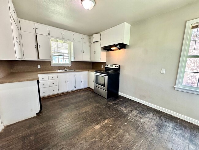 Building Photo - Eye-catching Home in Heart of Lubbock!- self showing