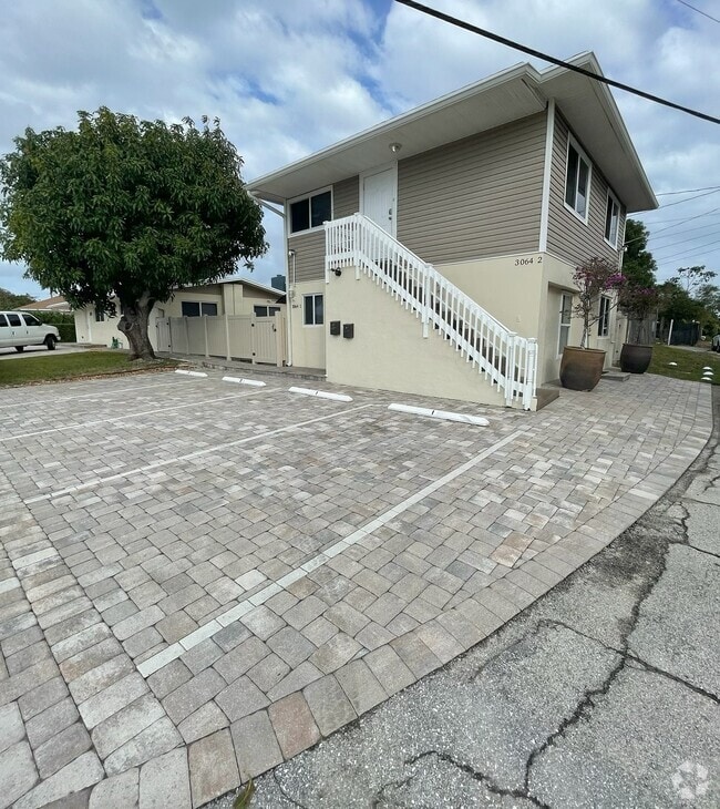 Building Photo - 3064 Lake Ave