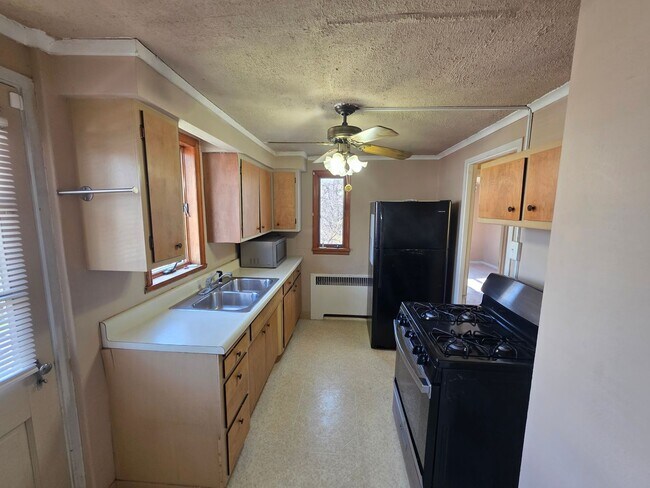 Foto del edificio - 3-bedroom, 1-bath home in Clairton, PA