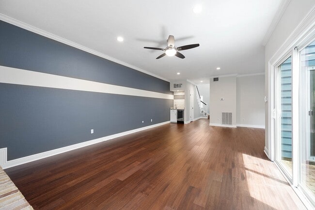 Building Photo - 2470 Country Club Dr
