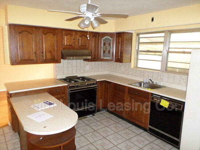 Building Photo - 6001 Bermuda Dr