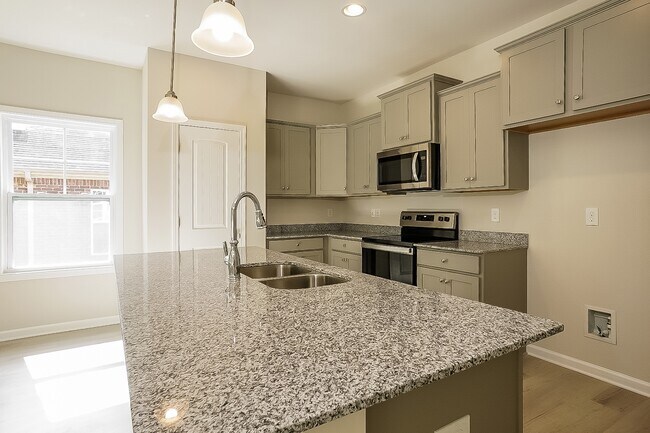 Building Photo - 446 Bainbridge Dr