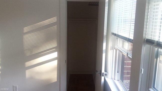Foto del edificio - 4564 Macarthur Blvd NW