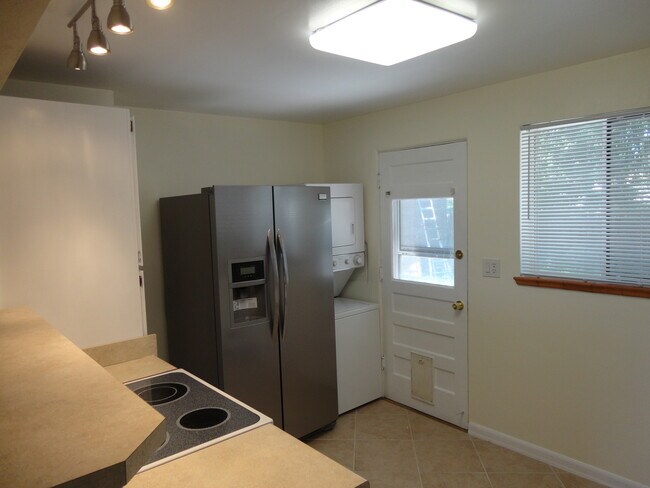 Foto del edificio - Half Duplex with Central A/C Minutes from ...