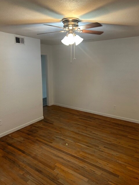 Foto del edificio - 712 N Wright Ave