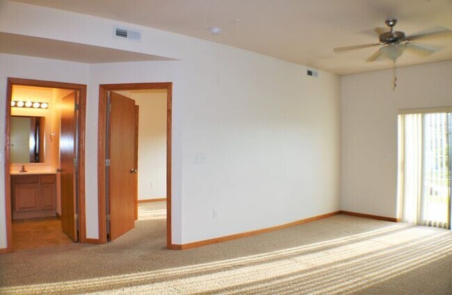 Foto del edificio - $1,225 | 1 Bedroom +Bonus Room, 1 Bathroom Condo | Pet Friendly* | Available for August 1st, 2026...