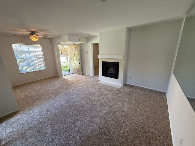 Building Photo - 1 Bed, 1 Bath Condo - Fireplace + Private ...