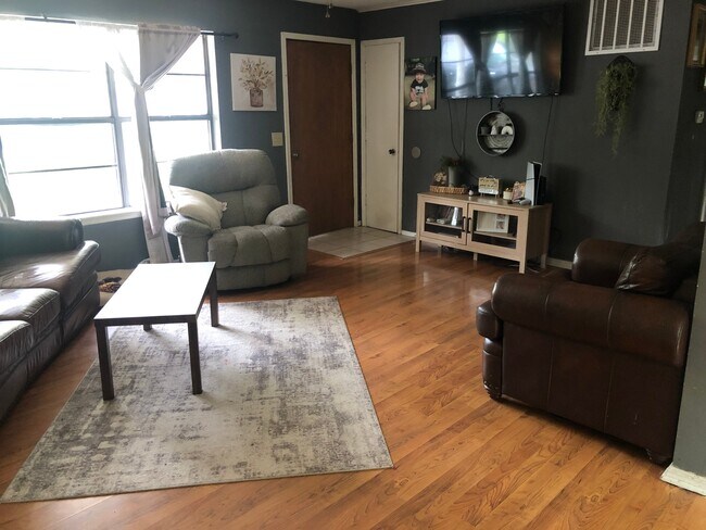 Foto del edificio - 403 Betty Jean Ave