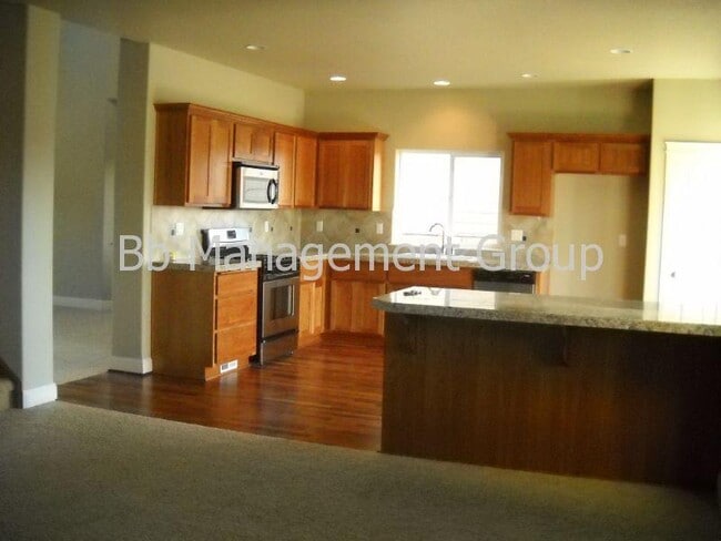 Building Photo - Like New! Spacious Light & Bright Home Close to Shopping