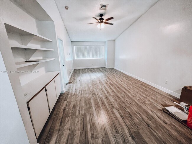 Foto del edificio - 18330 NW 68th Ave