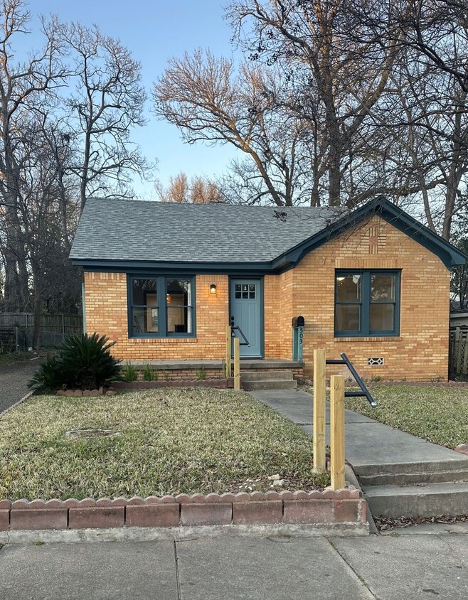 Primary Photo - Adorable Cottage in the Azalea District!