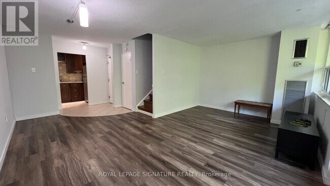 Photo du bâtiment - 4064-4064 Lawrence Ave E