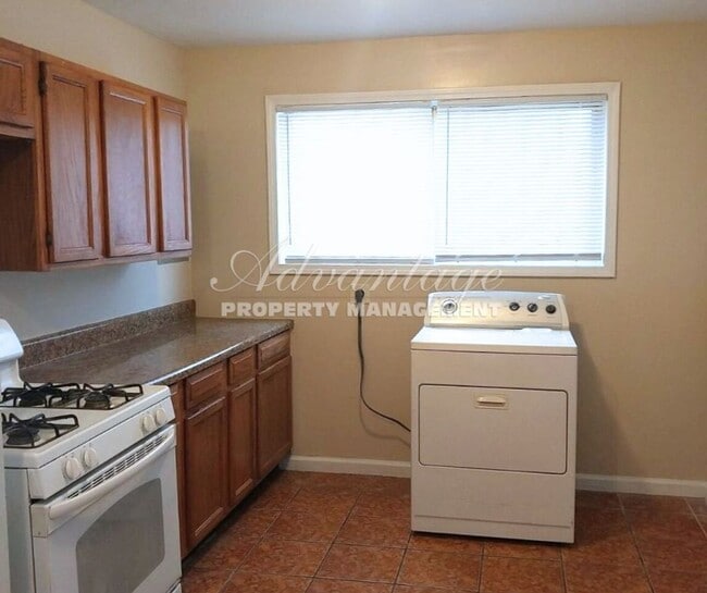 Building Photo - Freshly Painted 5-bedroom 1-bath -Westhave...