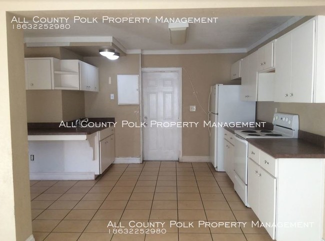 Building Photo - 2 Bedroom 1 Bathroom Duplex - Bottom Unit