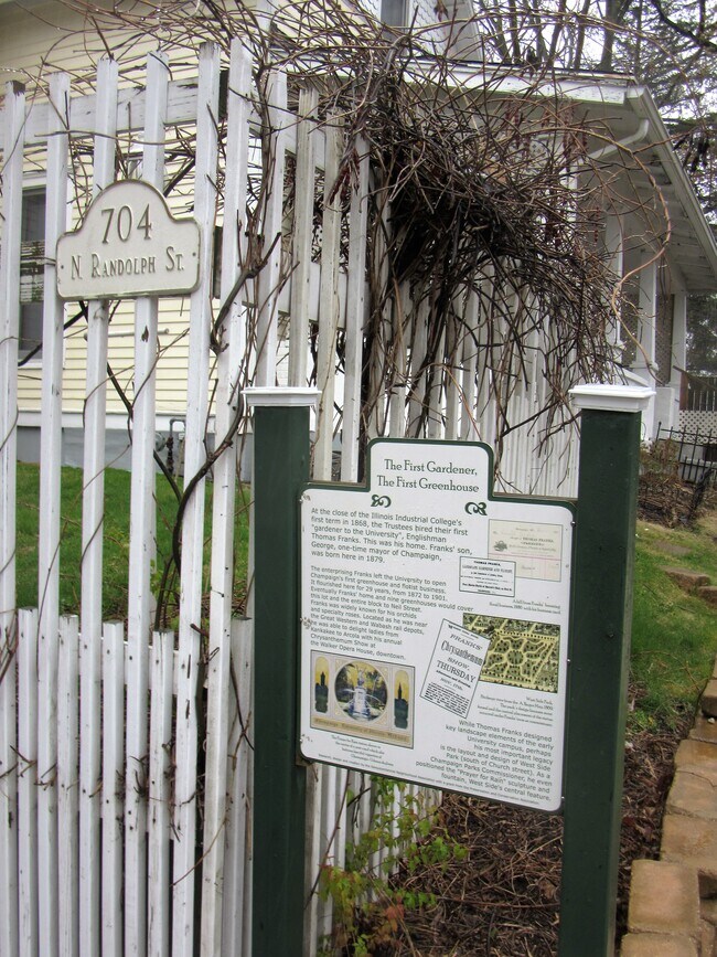 señalización histórica - 704 N Randolph St