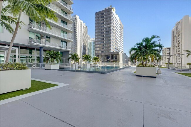 Foto del edificio - 690 SW 1st Ct