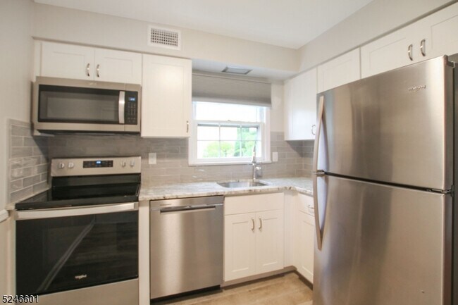 Foto del edificio - 84 Sweet Briar Dr