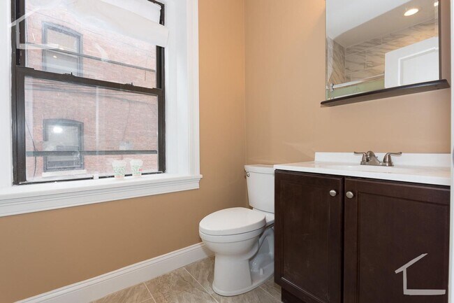 Foto del edificio - Top-notch and unique Brookline apart____...