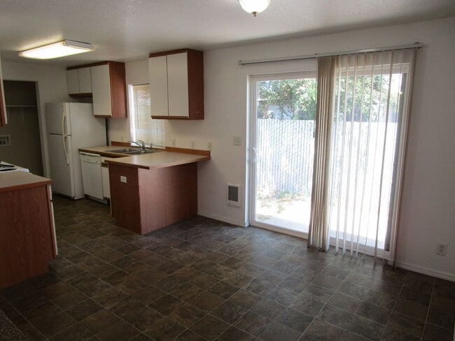 Building Photo - End Unit in Triplex Near Golf Course on Cu...