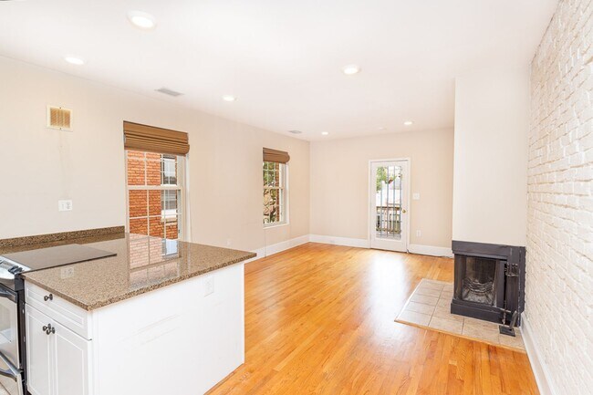 Foto del edificio - Large Sunny Dupont Two-Bed Condo Rental with Parking!