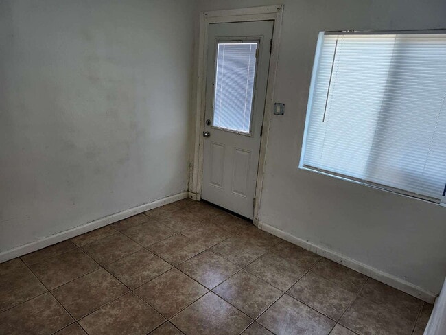 Building Photo - Move In Ready!
