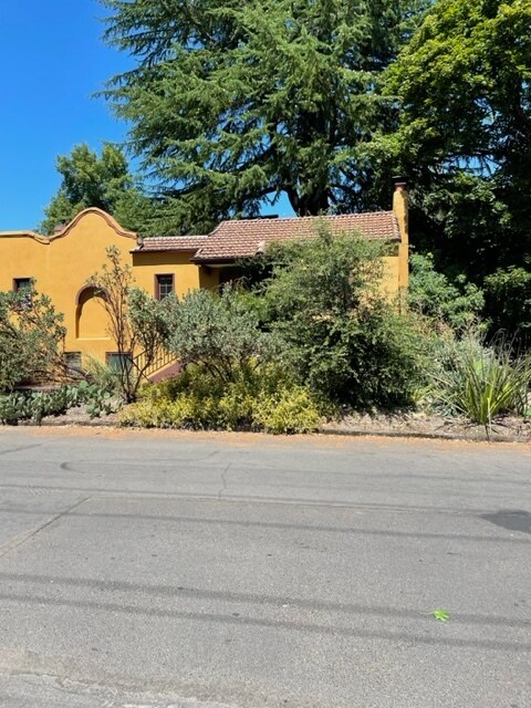 Building Photo - 833 NE Thompson St