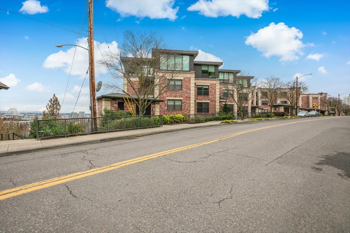 Foto principal - 2454 NW Westover Rd