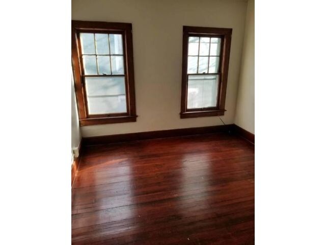 Foto del edificio - 136 Laurel Ave
