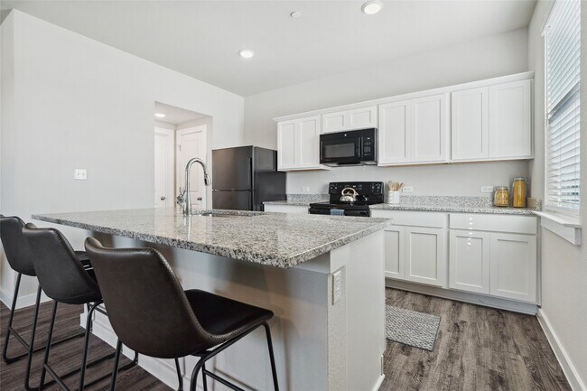 Foto del edificio - 523 Powell Dr