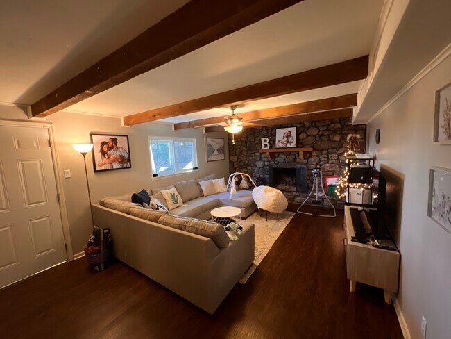 Foto del edificio - 12101 Pleasant Forest Dr