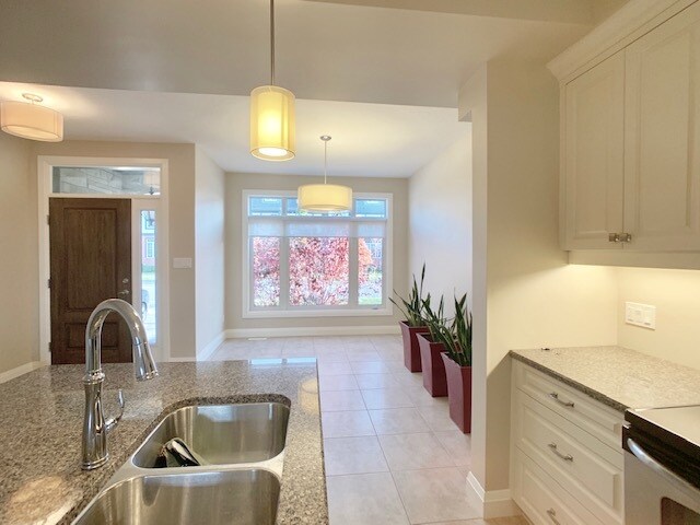 Photo du bâtiment - Beautiful 3 Bdrm in SUNNINGDALE * 2 Bath * AVAIL June 1