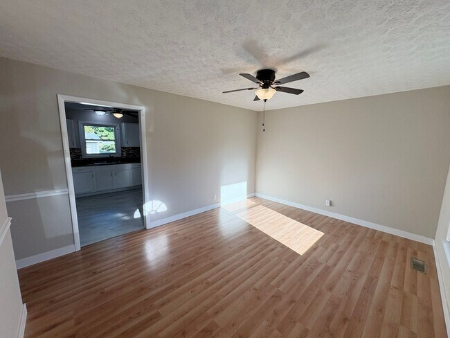 Foto del edificio - 3 bed with carport and garage