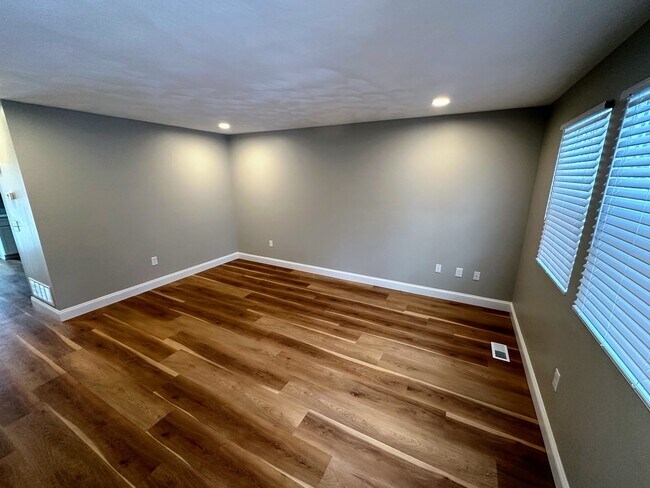 Large Living Room (13'x16') - 489 Boston Neck Rd