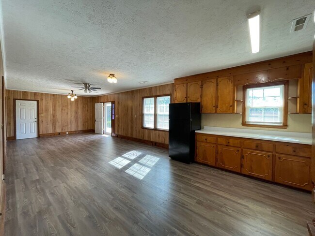 Building Photo - Brick Rancher with Country Charm & Great L...