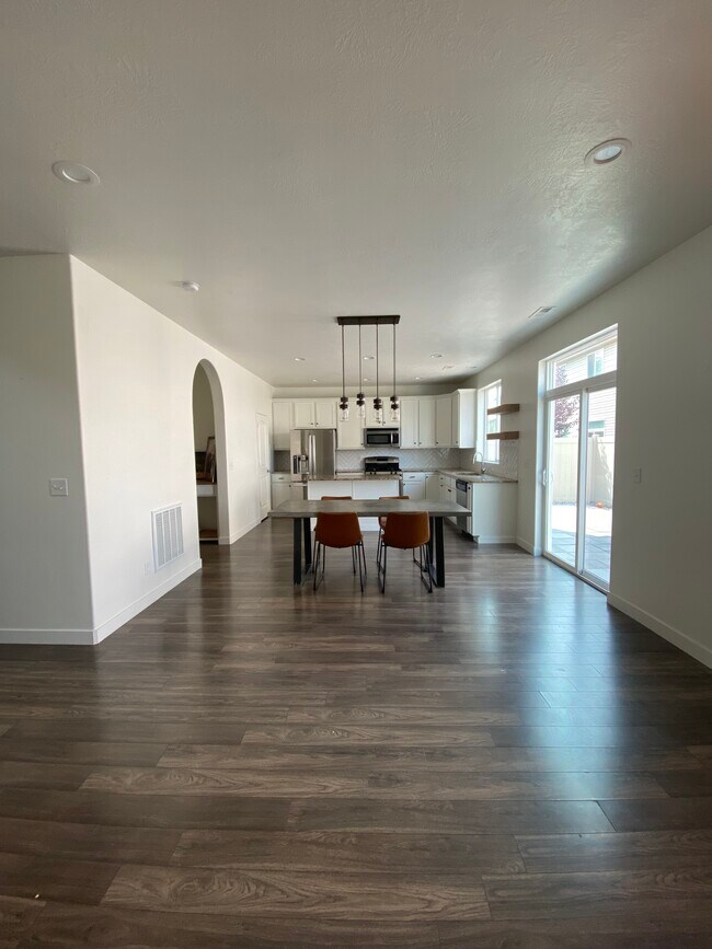 Building Photo - 1127 W Stonehaven Dr