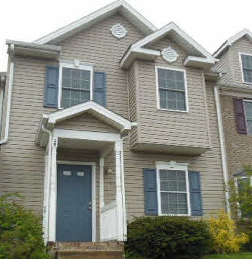 Primary Photo - 3 bedroom, 2 1/2 bath townhome.