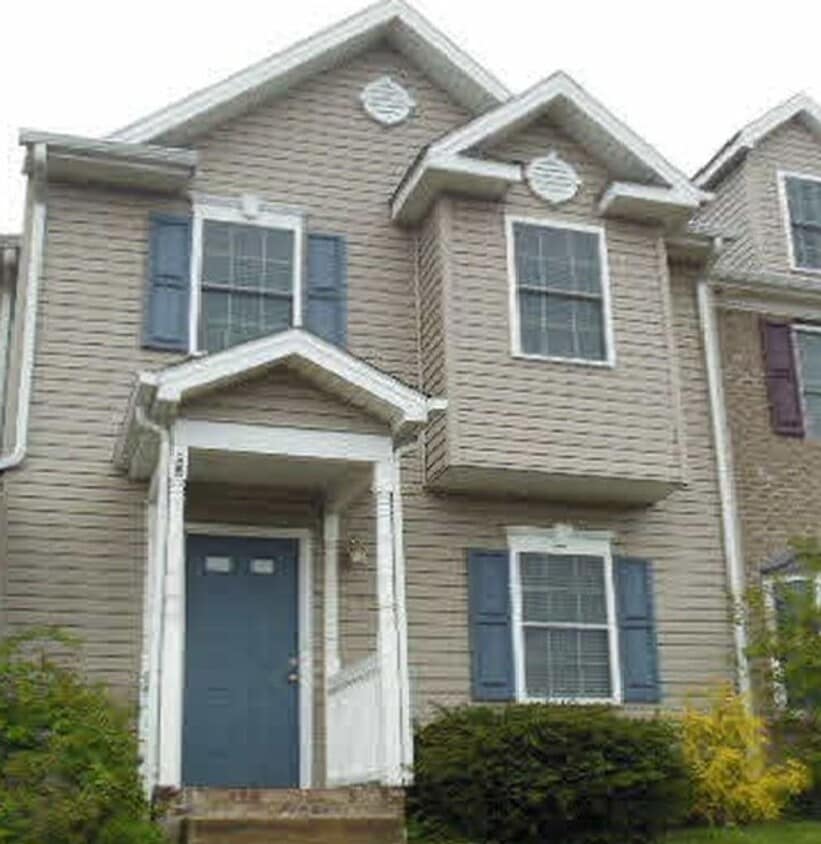 3 bedroom, 2 1/2 bath townhome. - 3 bedroom, 2 1/2 bath townhome.