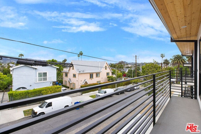 Building Photo - 571 S Mariposa Ave