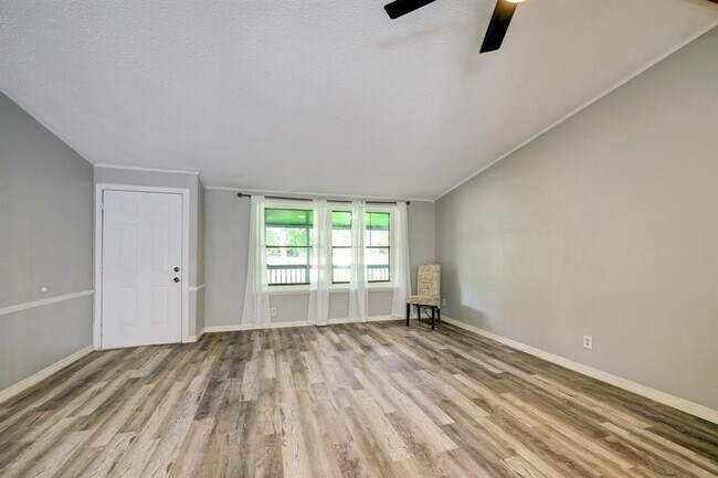 Building Photo - 3802 Red Oak Dr