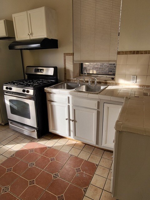 kitchen - 3436 S Giles Ave