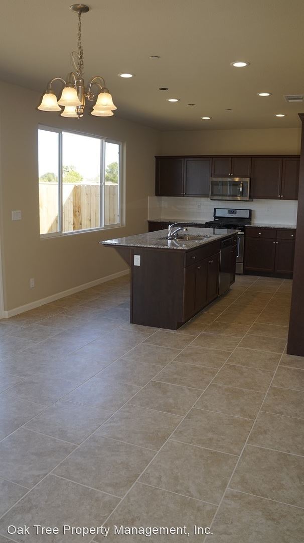 Foto del edificio - 4 br, 3 bath House - 652 Portola Street