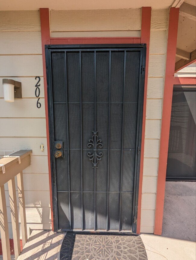 Building Photo - 206 Ladera Plaza